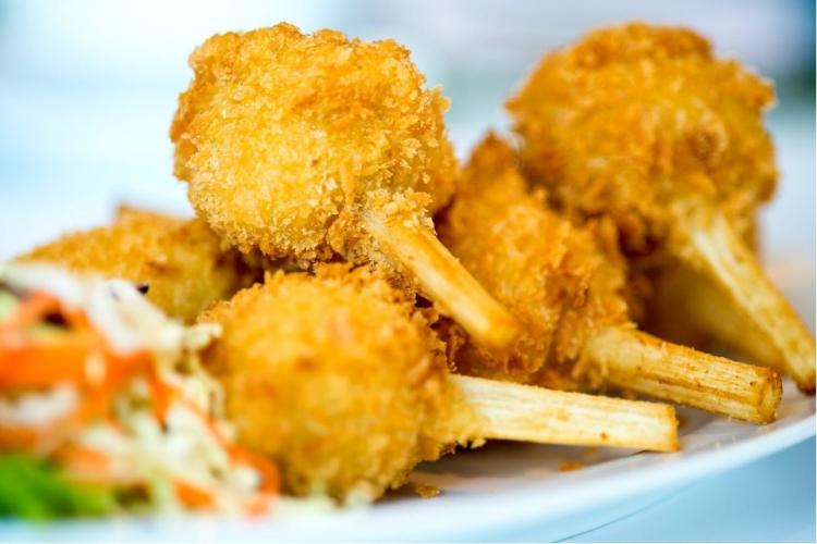 Varios pinchos de gamba picaca vietnamitas, chao tom, empanados y fritos..