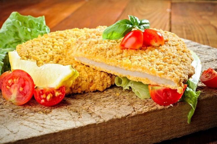 Escalope de ternera a la milanesa con guarnción de ensalada.