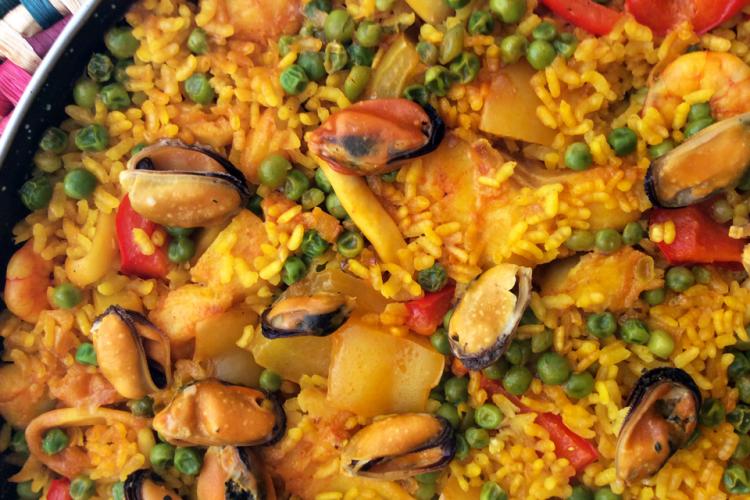 Paella de marisco al estilo valenciano.