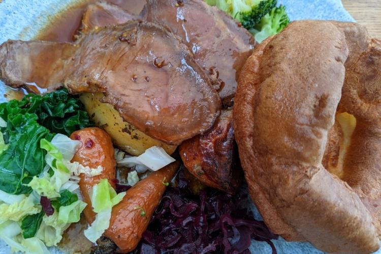 Rosbif con patatas asadas, Yorkshire pudding, brócoli, col, zanahorias y lombarda.