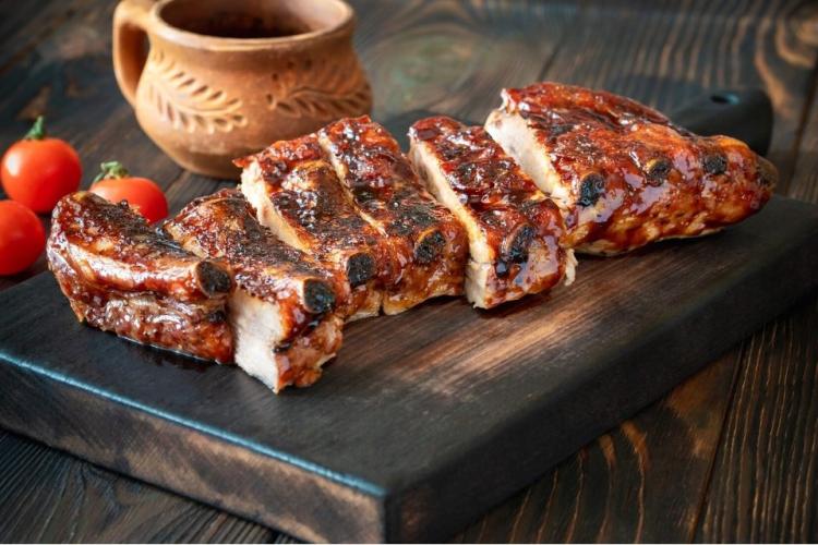 Detalle de costillas de cerdo glaseadas con jarabe de arce.