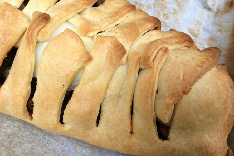 Empanada trenzada de salchicha y huevo duro.