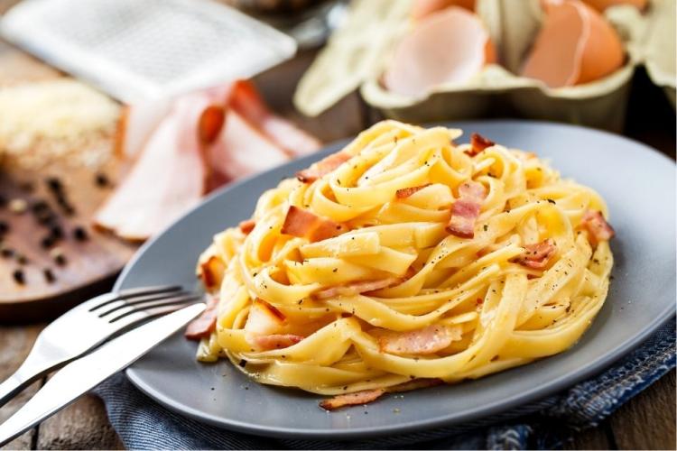 Un plato de pasta carbonara.