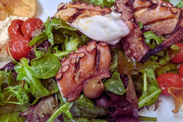 Detalle de una ensalada de pulpo a la parrilla.