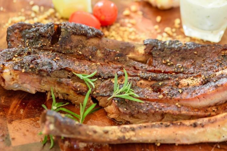 Costillas de cerdo al horno condimentadas con hierbas.
