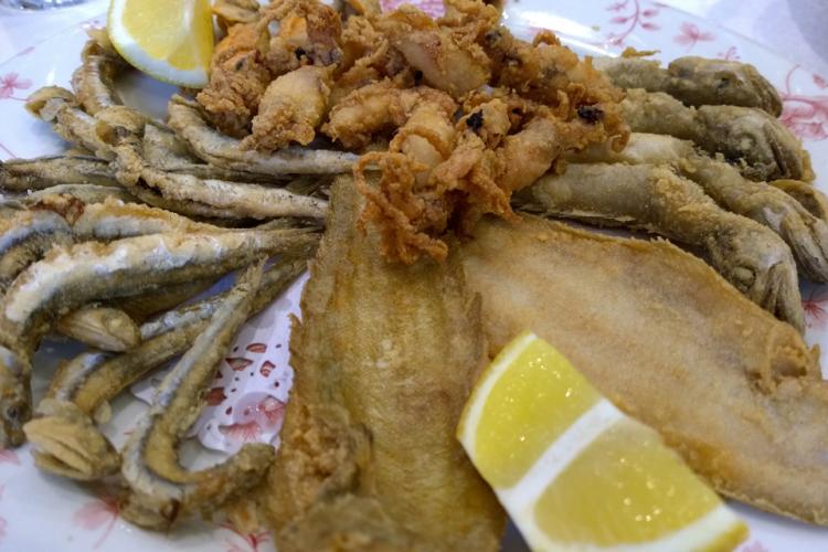 Fritura andaluza variada con boquerones, chopitos, pescadillas y acedías.