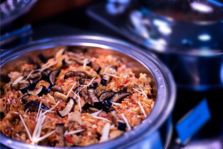 Una cazuela de loza con pescado balado.