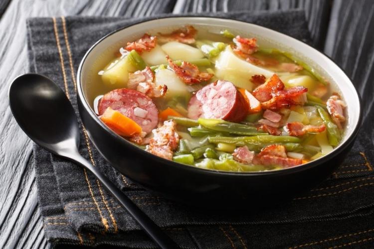 Bouneschlupp, sopa de judías verdes y patata, con cebolla, salchicha y bacon.