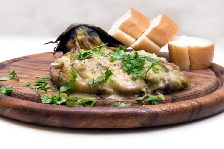 Berenjena asada con tahini.