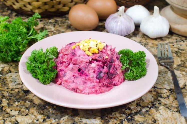 Un plato con ensaladilla de remolacha y patata al estilo de Estonia y Europa del Este.