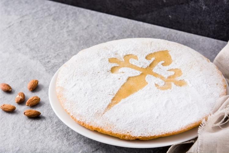 Tarta de Santiago en un plato redondo.