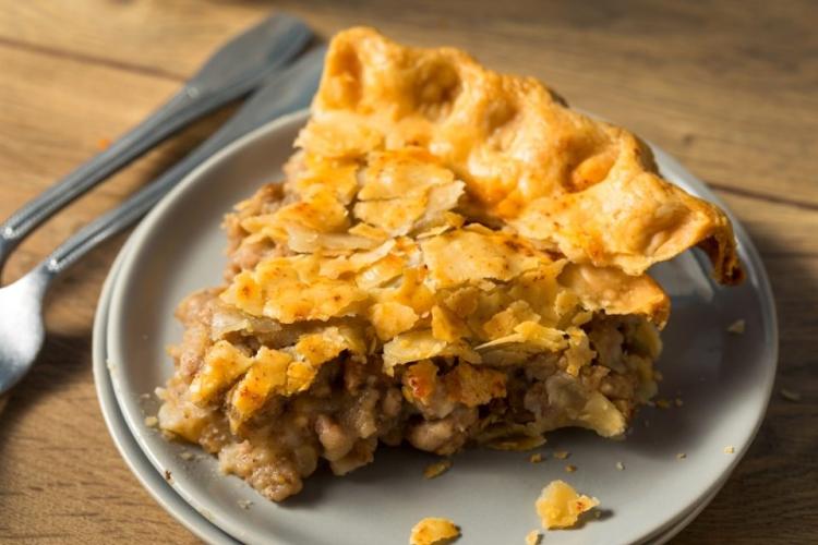 Un trozo de Qubec tourtière en un plato.