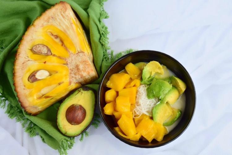 Un cuenco con es teler y algunos de los ingredientes al lado.