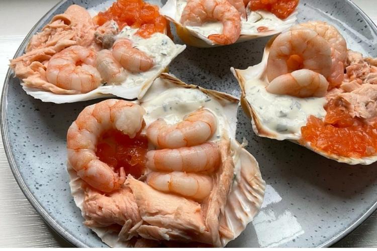 Conchar frías de pescado y marisco en un plato, listas para servir.