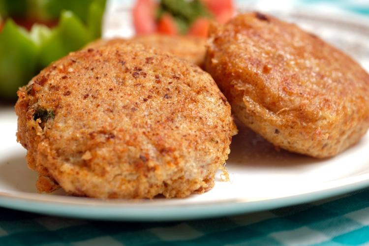 Dos koftas de cordero ya fritas en un plato.