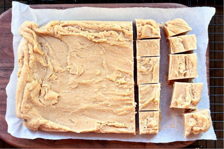 Fudge en una bandeja sobre papel parafinado.