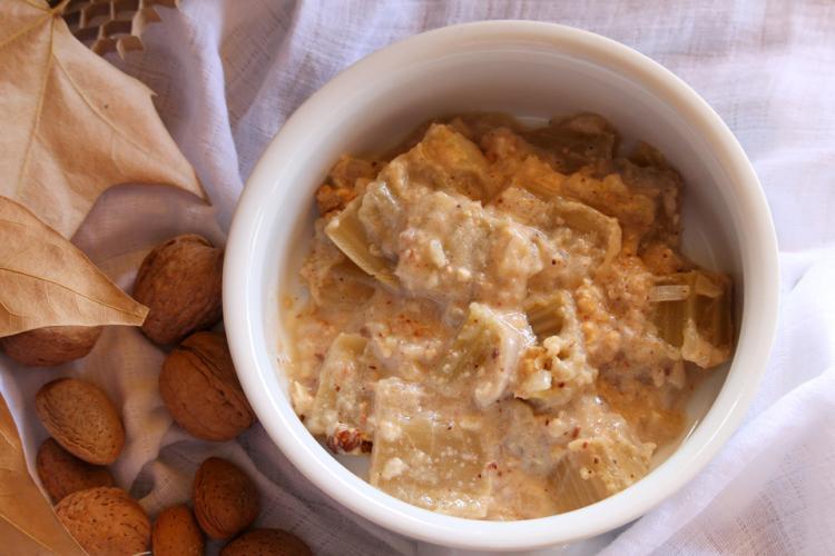 Cardo en salsa blanca con nueces y almendras.