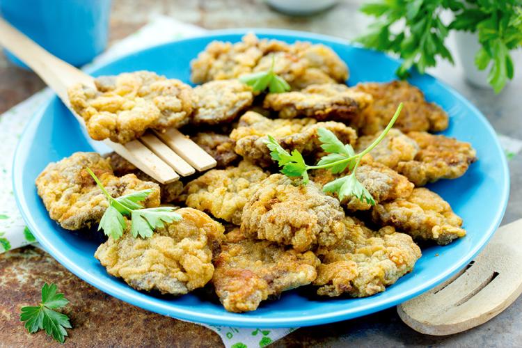Higaditos de pollo fritos una vez rebozados en pan rallado y huevo.