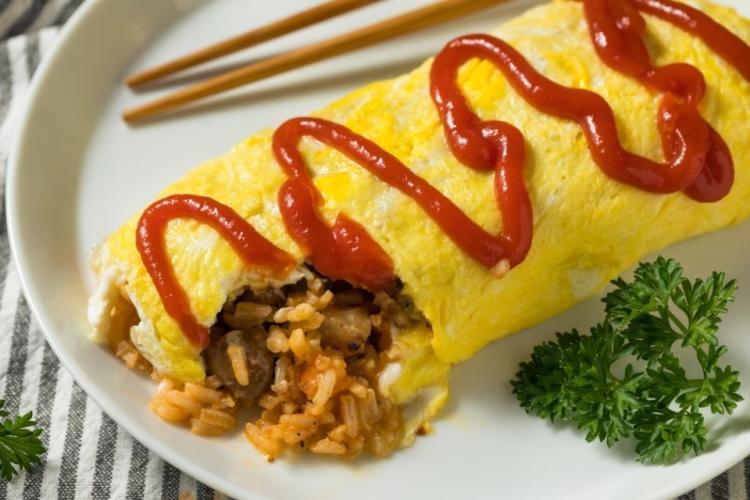 Omuraisu decorada con kétchup de tomate.