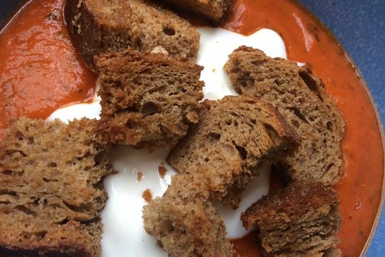 Puré de grabanzos con tomate y hortalizas asadas con cuscurros.