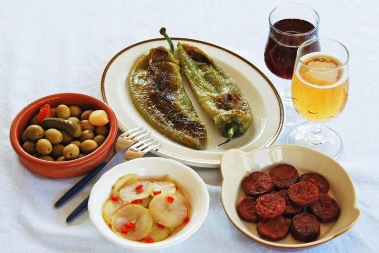 Una selección de tapas españolas, vino y cerveza
