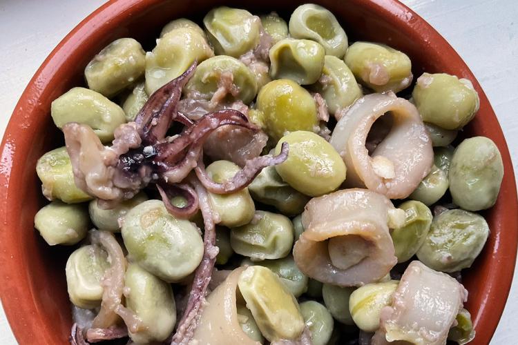 Calamares con habas en cazuela de barro.