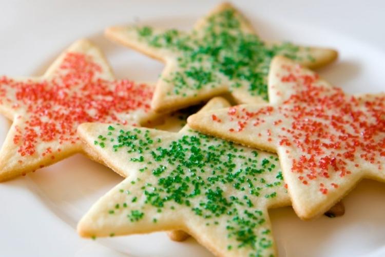 Galletas de azúcar én forma de estrella espolvoreads con azúcar de color verde y rojo.
