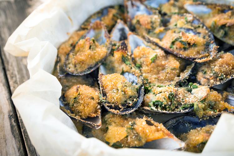 Mejillones gratinados con espinacas.
