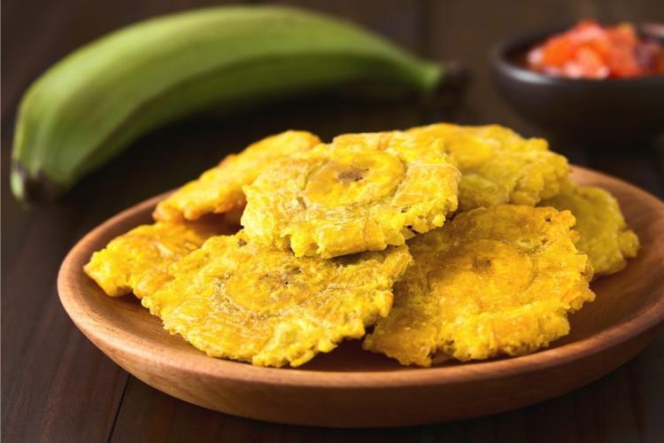 Patacones ya fritos en un plato.