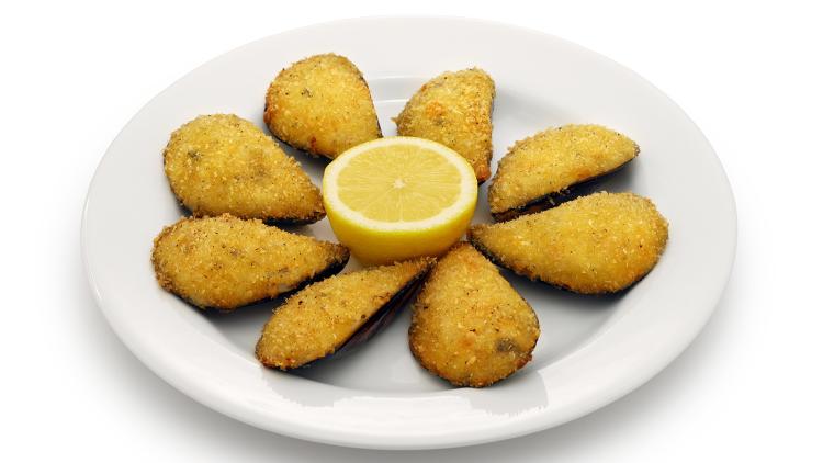 Un plato con ocho tigres,  mejillones rellenos y rebozados.