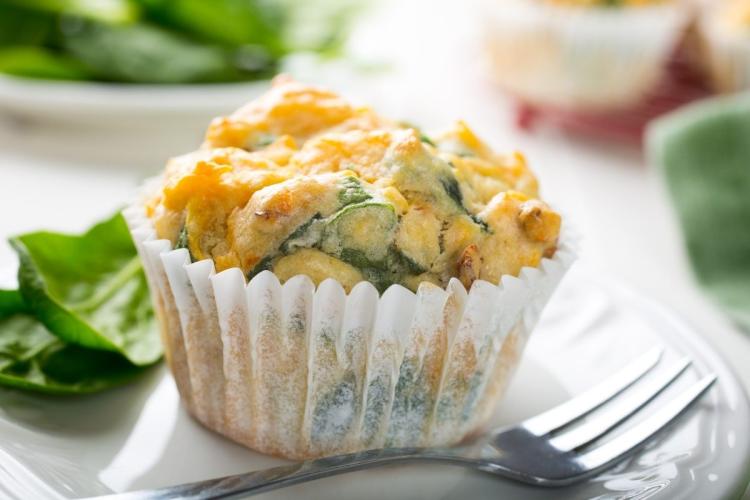 Detalle de muffins con espinacas y queso.