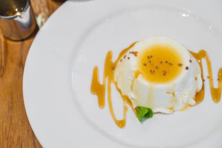 Panacotta decorada con salsa de narnaja.