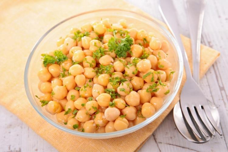 Un cuenco con garbanzos a la vinagreta.