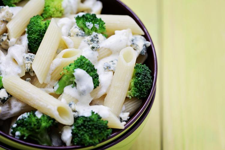 Pasta con brócoli y queso azul en un cuenco.