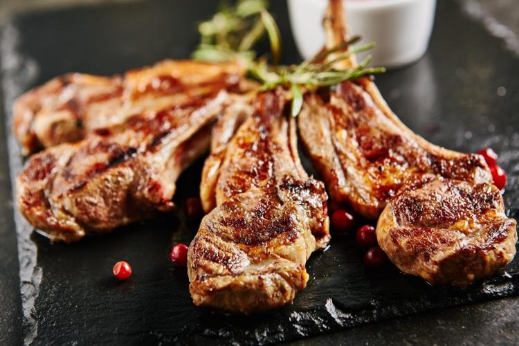 Chuletas de cordero hechas a la brasa.