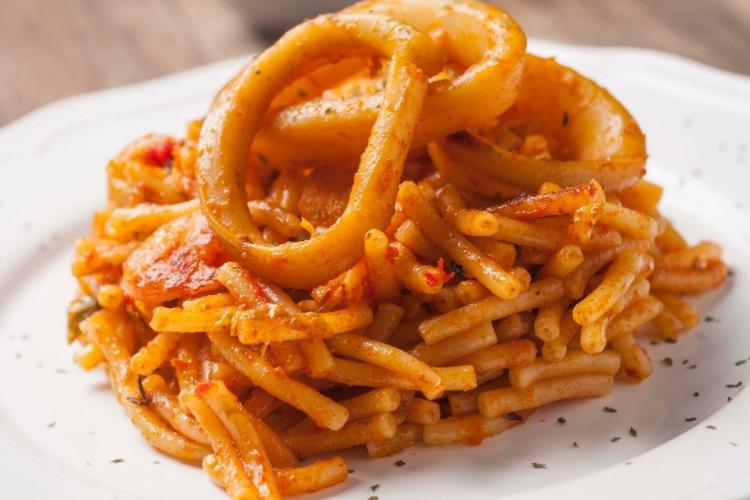 Fideuá con calamares en un plato.
