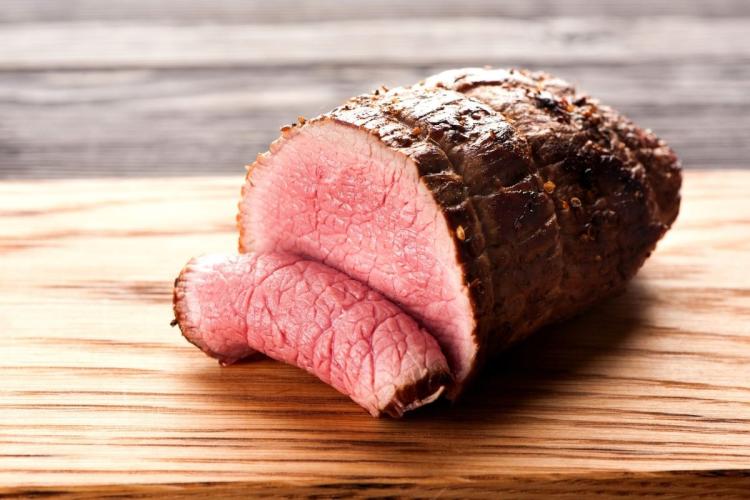 Redondo de ternera asado hasta quedar ligeramente poco hecho.