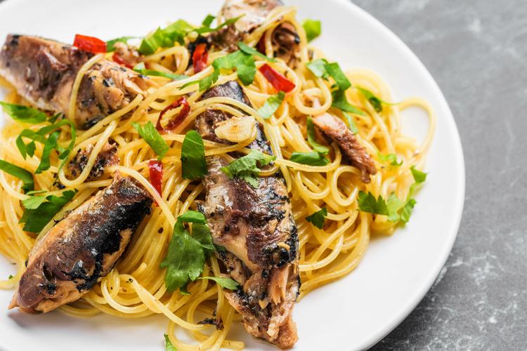 Pasta con sardinas servida en un plato.