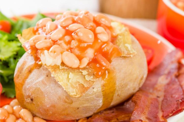 Una patata asada cubierta de alubias al horno.