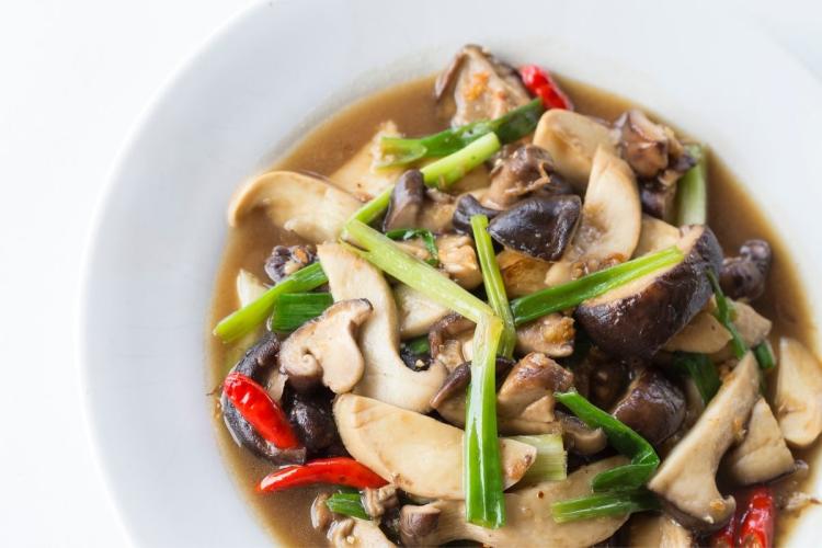 Setas chinas salteadas con verduras.