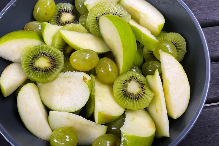 Ensalada verde de tres frutas.