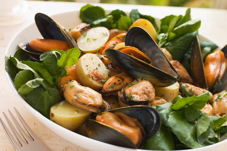 Ensalda de mejillones, patatas y berros con su vinagreta.