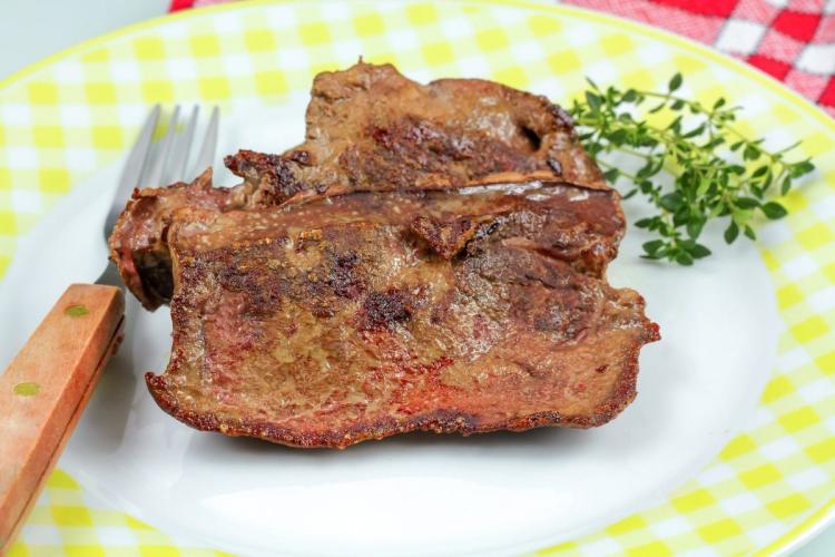 Hígado adobado cocinado a la plancha.