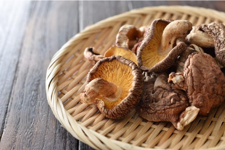 Setas chinas, o shiitake, en una cesta de paja.