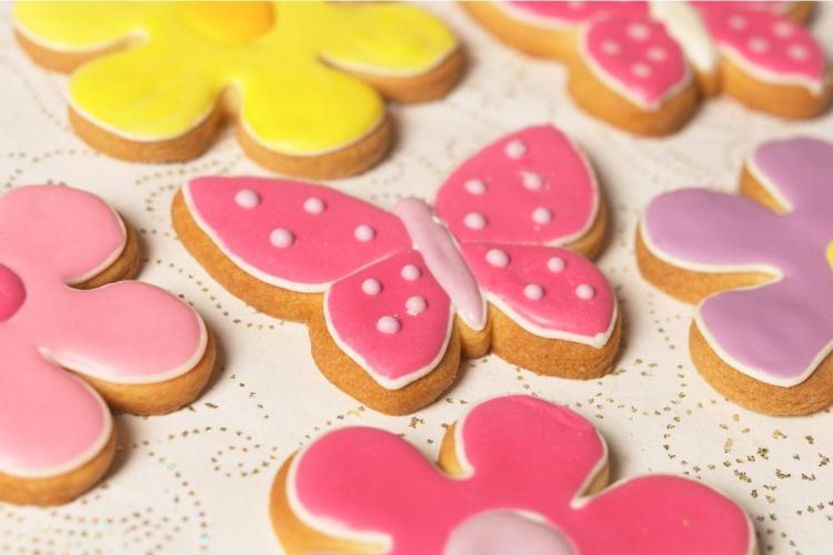 Galletas decoradas con cobertura de colores.