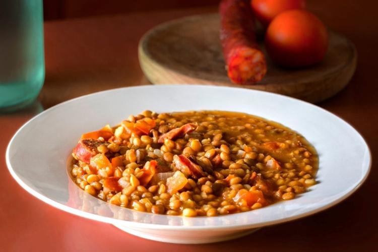 Un plato lleno de lentejas con chorizo.