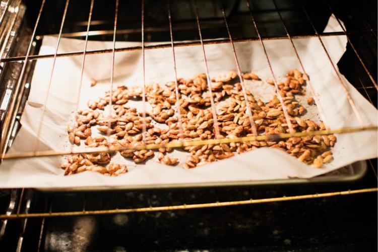 Pipas de calabaza en el horno.