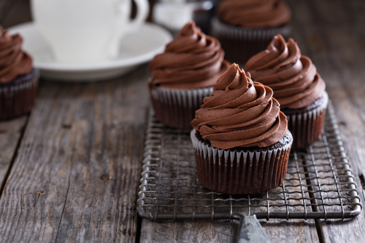 Bizcochitos de chocolate decorados con penachos de ganache.