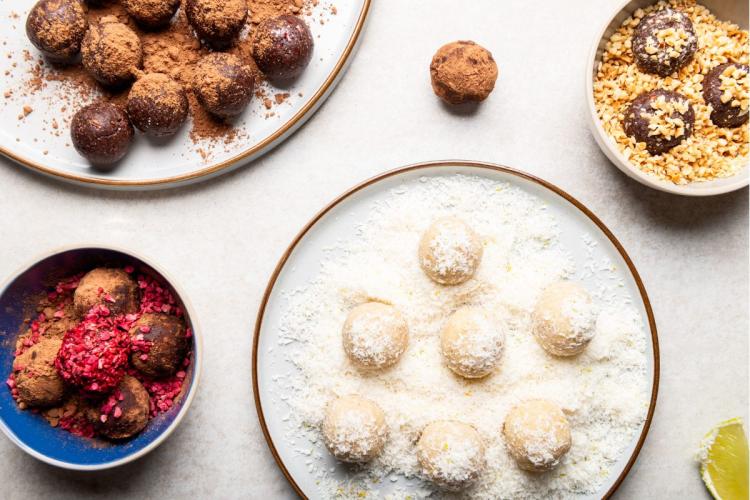 Varisos platos con dulces crudos, o trufs vegetarianas, de diferentes sabores.