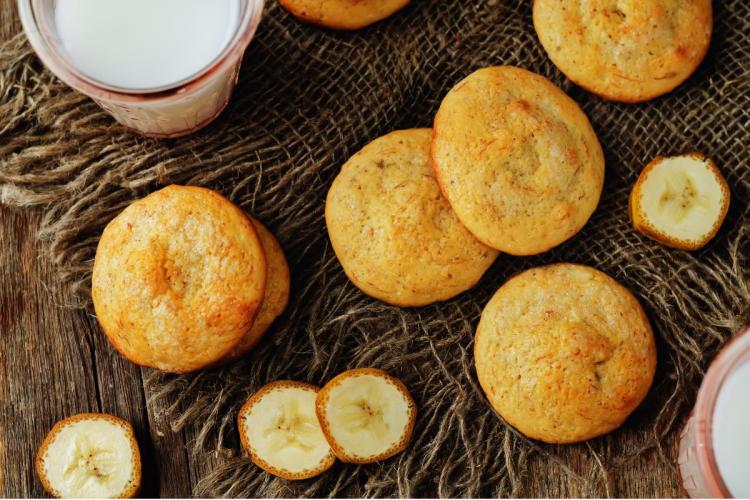 Galletas de plátano sobre un fondo de madera.